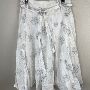 NWT Versatile White Floral Skirt Size 10